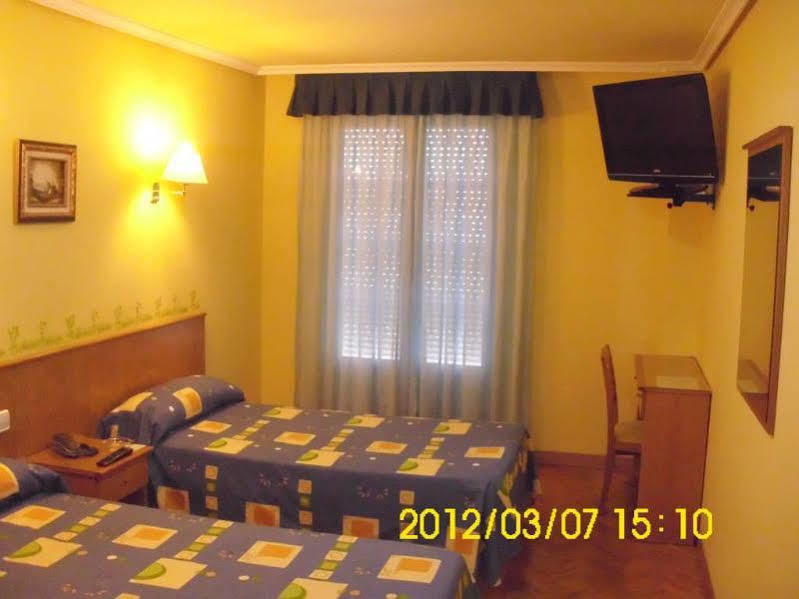 Hotel San Juan Revilla De Camargo Buitenkant foto
